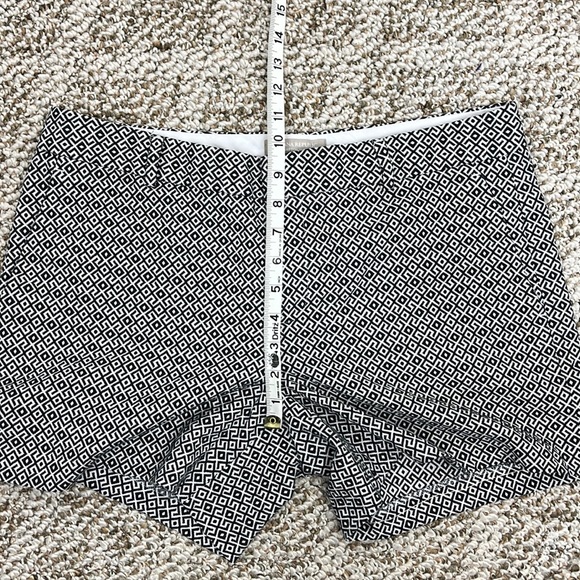 BANANA REPUBLIC HAMPTON SHORT BLACK WHITE GEOMETRIC TAILORED SIZE 10 - Picture 9 of 13